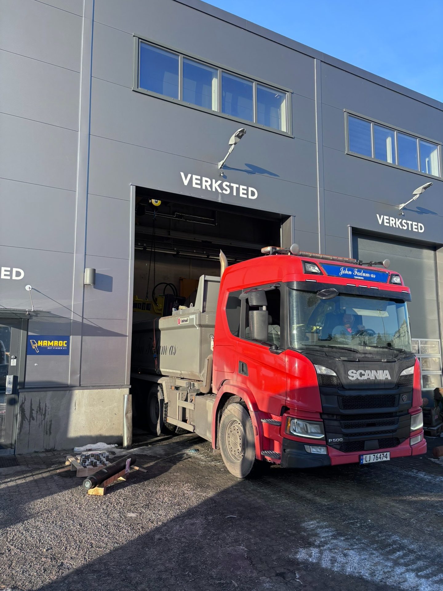 Verkstedet på Gilhusveien 19 med lastebil i porten